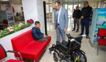 Gürpınar Belediyesi’nden engelli gence akülü tekerlekli sandalye hediye edildi