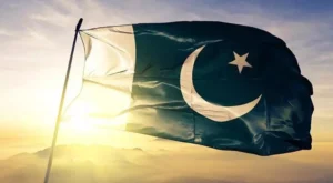 Pakistan’ın Belucistan eyaletinde bir cami yakınında Mevlit Kandili için toplanan