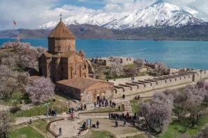Van‘daki Akdamar Adası’nda bu sene 11.’si düzenlenen Ermeni ayini sona