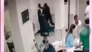 Şanlıurfa’da Balıklıgöl Devlet Hastanesi’nin acil servisinde hasta eşine iğne yapan hemşire Mehmet Şah Bilge’ye