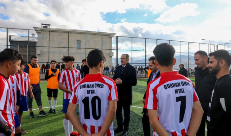 Gürpınar Belediyesi Okullar Arası Futbol Turnuvası Başladı