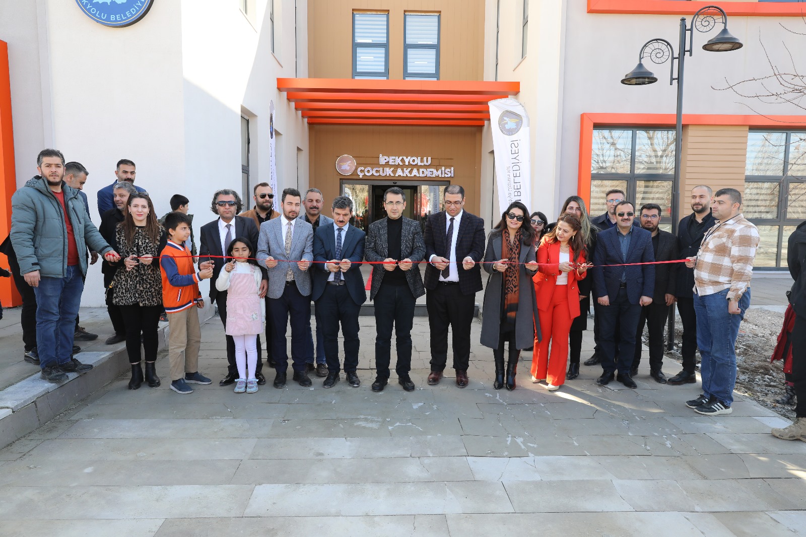 İpekyolu Belediyesi’nin projelerinden "Çocuk Akademisi" projesi açıldı. Akademinin açılış törenine