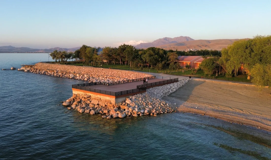 Tesis içerisinde, Van Gölü’nün büyüleyici manzarasına nazır modern bir restoran