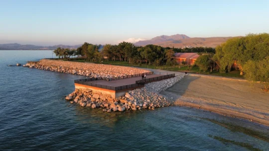 Tesis içerisinde, Van Gölü’nün büyüleyici manzarasına nazır modern bir restoran
